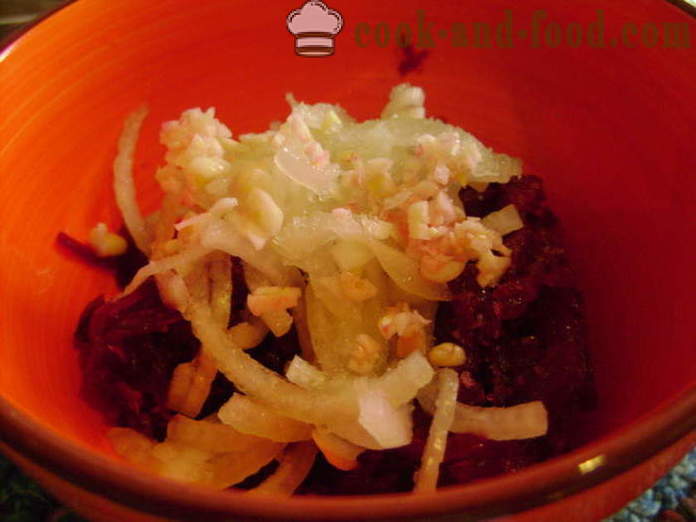 Salad ubi bit tanpa mayonis, bawang putih dan bawang - bagaimana untuk menyediakan salad bit, langkah demi langkah resipi foto