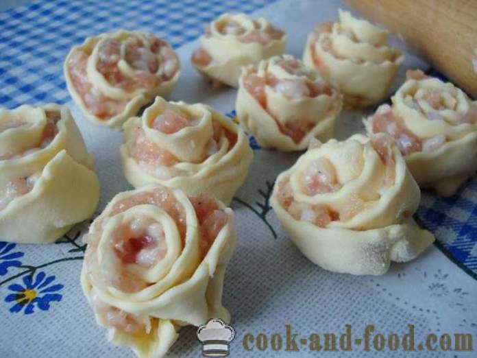 Roses daripada puff pastry siap dengan daging cincang - bagaimana untuk membuat puff pastri dengan daging cincang di dalam oven, dengan langkah dengan gambar langkah resipi