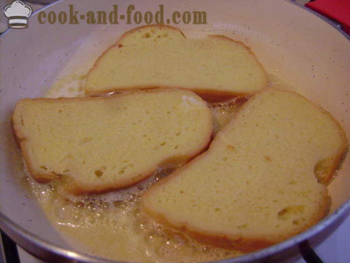 Roti bakar sebantal dengan keju - seperti goreng croutons dalam kuali, langkah demi langkah resipi foto