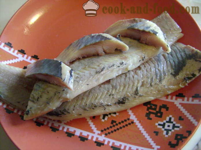 Sandwic mudah dengan herring pada roti rai - bagaimana untuk membuat sandwich dengan herring, langkah demi langkah resipi foto