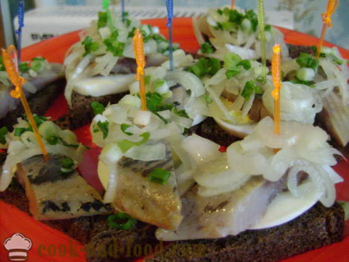 Sandwic mudah dengan herring pada roti rai - bagaimana untuk membuat sandwich dengan herring, langkah demi langkah resipi foto