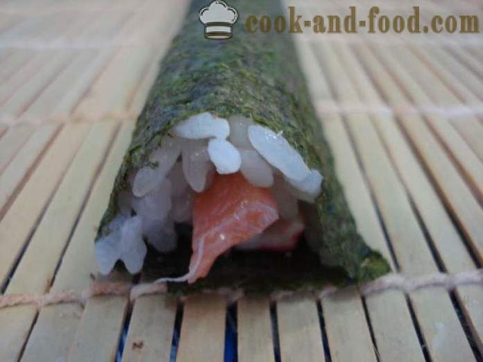 Gulung sushi dengan kayu ketam dan ikan merah - memasak sushi gulung di rumah, langkah demi langkah resipi foto