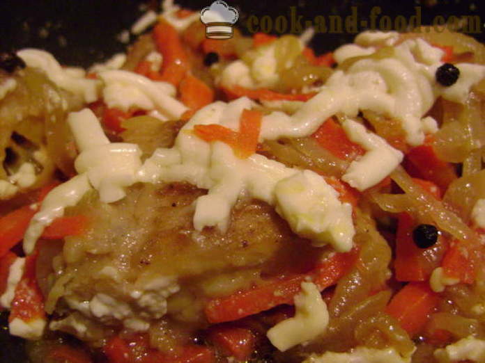 Resipi brotoly lazat rebus dengan bawang dan sayur-sayuran - memasak ikan brotola bawah mayonis, langkah demi langkah resipi foto