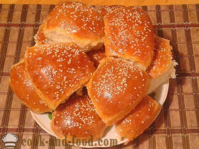 Roti yis dengan bijan dalam ketuhar - bagaimana untuk membuat bun dengan bijan di rumah, langkah demi langkah resipi foto