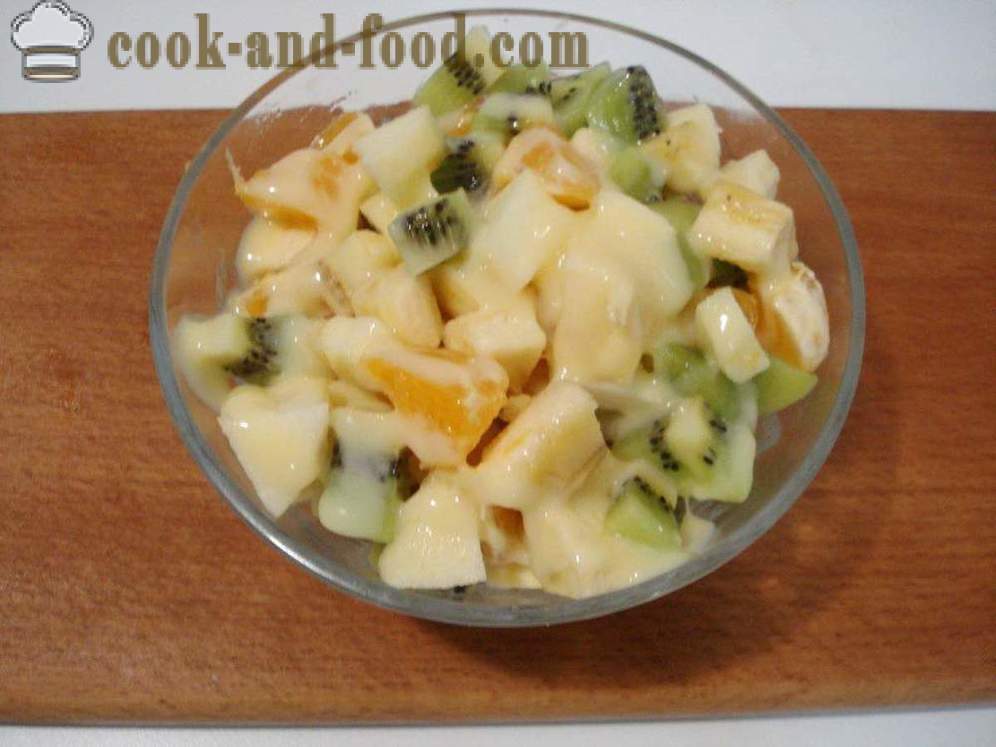 Salad buah-buahan yang mudah dengan susu pekat - bagaimana untuk membuat salad buah-buahan, langkah demi langkah resipi foto