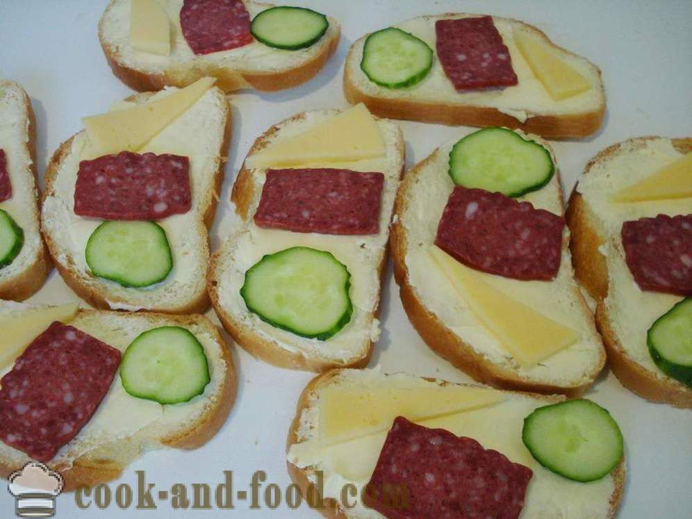 Sandwic dengan sosej, keju dan timun - bagaimana untuk membuat sandwic dengan sosej dan keju, dengan langkah demi langkah resipi foto