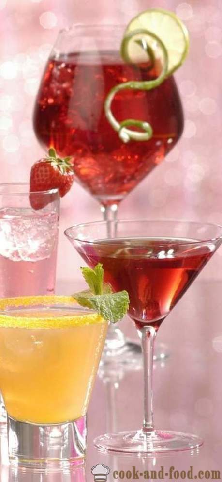 Minuman 2017 Tahun Baru dan koktel perayaan pada Tahun Ayam - beralkohol dan tidak beralkohol