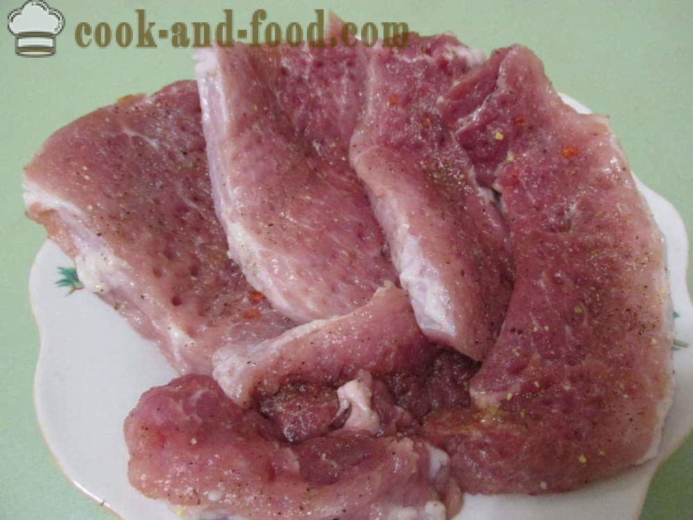 Potongan daging babi berair dalam ketuhar dengan keju adunan - bagaimana untuk memasak potongan daging babi di dalam oven, dengan langkah demi langkah resipi foto