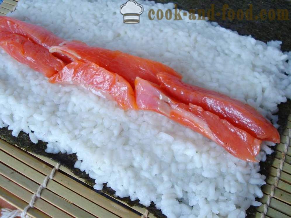 Gulung sushi dengan nasi dan ikan merah - bagaimana untuk memasak sushi gulung di rumah, langkah demi langkah resipi foto