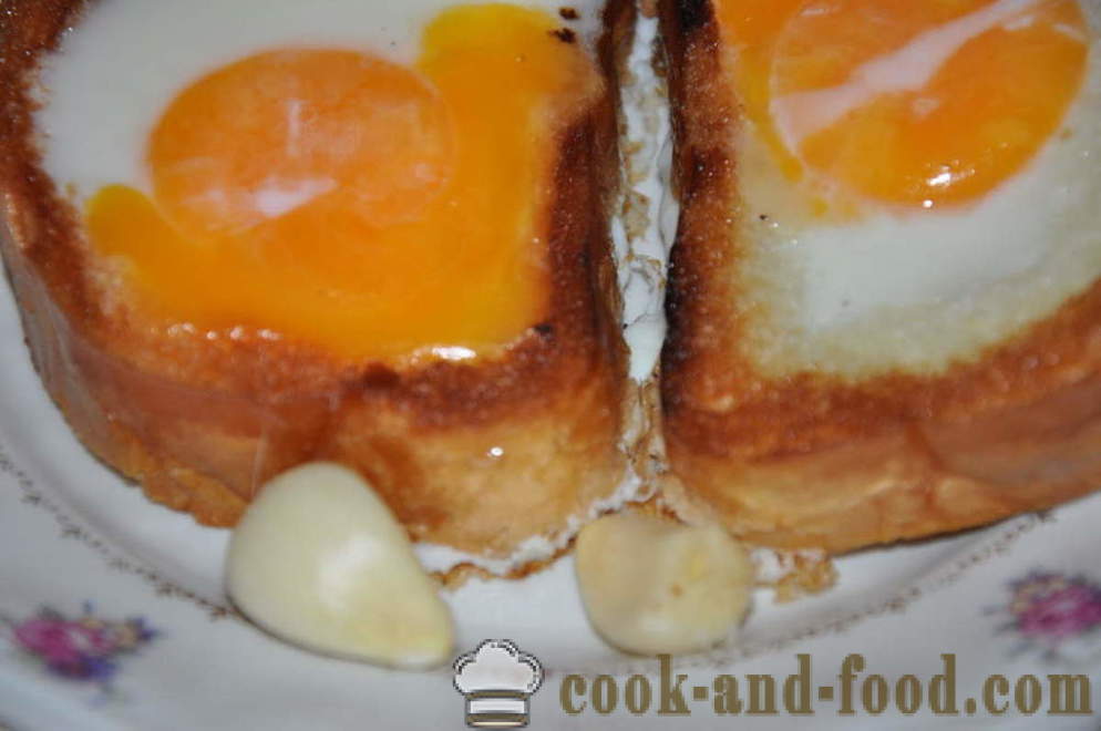 Telur yang luar biasa dalam roti dalam kuali - bagaimana untuk membuat telur yang luar biasa, langkah demi langkah resipi foto