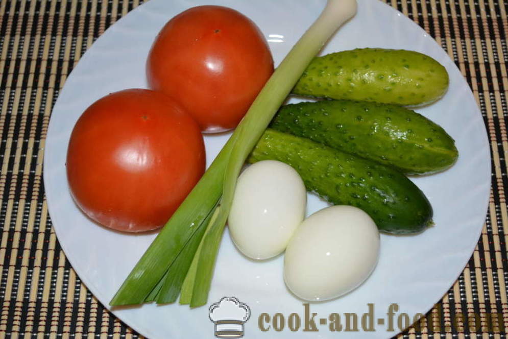Salad mudah timun segar dan tomato dengan telur dan bawang - bagaimana untuk memasak salad sayur-sayuran dengan mayonis, langkah demi langkah resipi foto