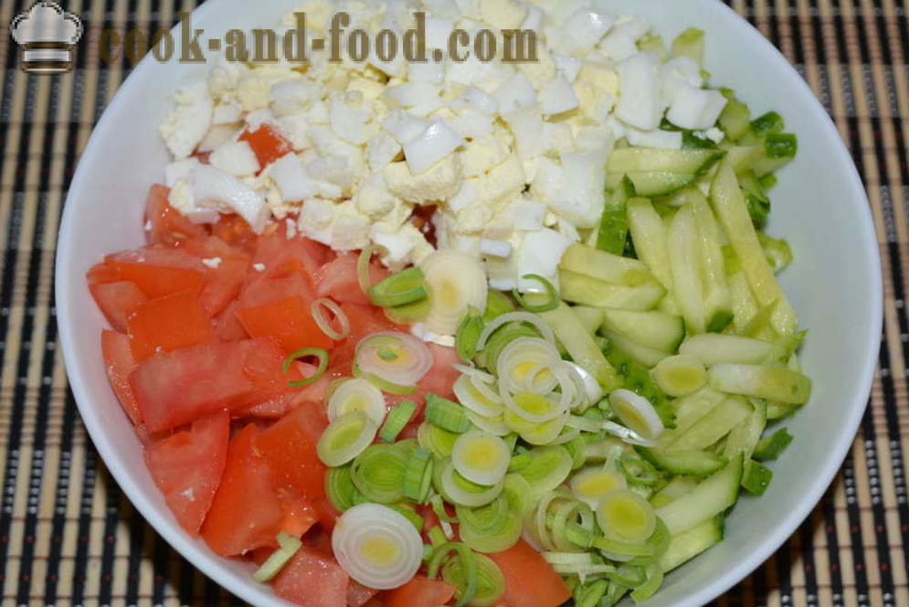 Salad mudah timun segar dan tomato dengan telur dan bawang - bagaimana untuk memasak salad sayur-sayuran dengan mayonis, langkah demi langkah resipi foto
