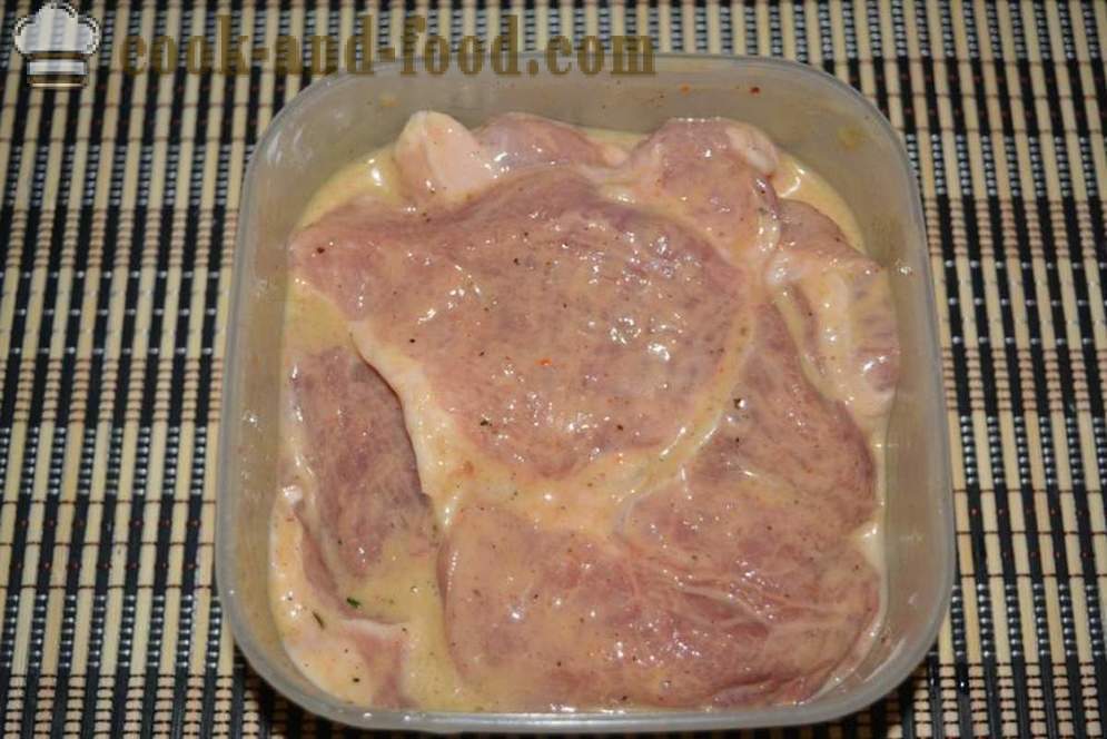 Daging babi bakar dalam ketuhar dengan cendawan dan keju - seperti panggang daging babi di dalam oven, dengan langkah demi langkah resipi foto