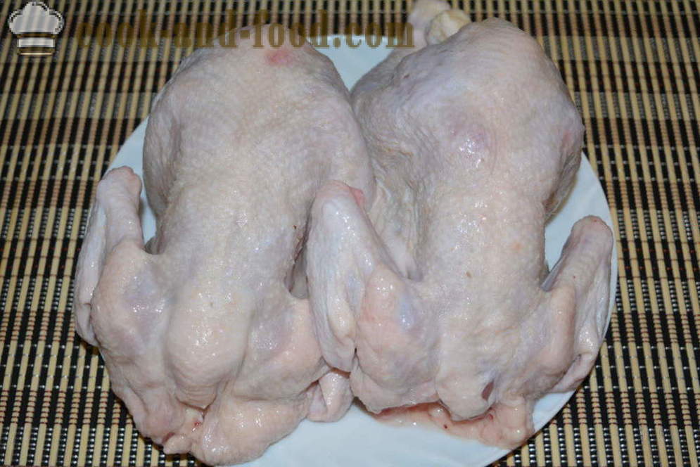 Ayam disumbat dengan kerak rangup dibakar di dalam oven - seperti ayam bakar dalam keseluruhannya ketuhar, langkah demi langkah resipi foto