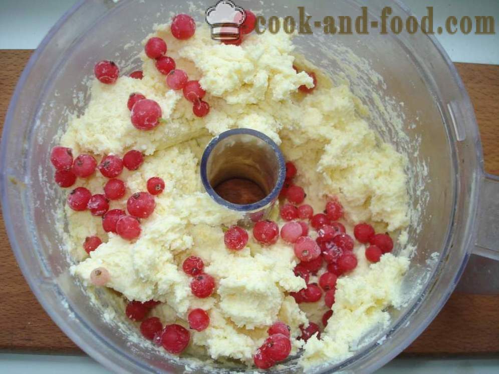 Kek keju dengan buah currants - bagaimana untuk memasak kek keju dalam kuali, dengan langkah demi langkah resipi foto