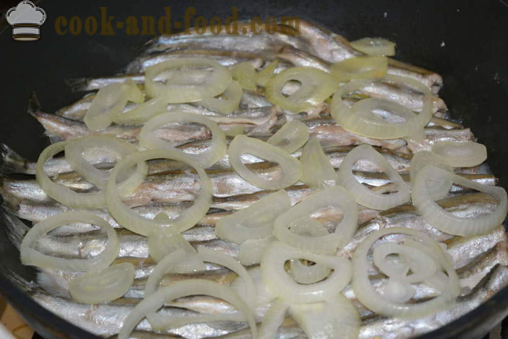 Rebus Capelin dengan bawang dalam kuali - kedua-dua lazat masak capelin dalam kuali, langkah demi langkah resipi foto