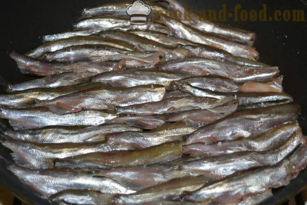 Rebus Capelin dengan bawang dalam kuali - kedua-dua lazat masak capelin dalam kuali, langkah demi langkah resipi foto