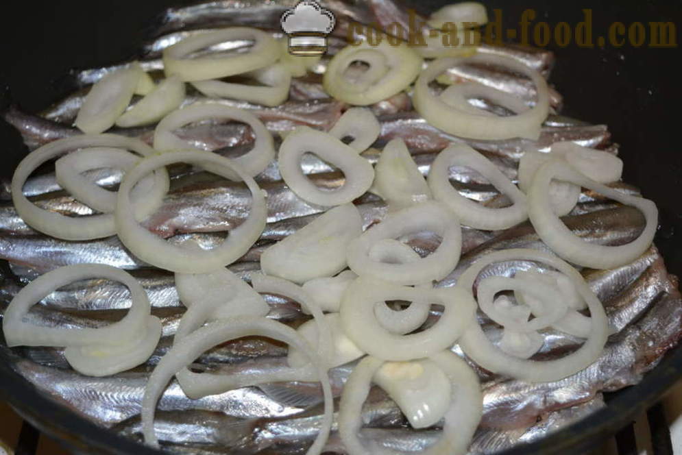 Rebus Capelin dengan bawang dalam kuali - kedua-dua lazat masak capelin dalam kuali, langkah demi langkah resipi foto