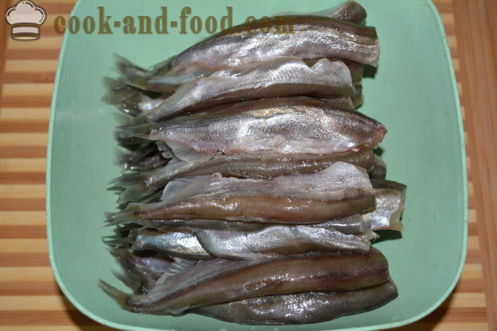 Rebus Capelin dengan bawang dalam kuali - kedua-dua lazat masak capelin dalam kuali, langkah demi langkah resipi foto