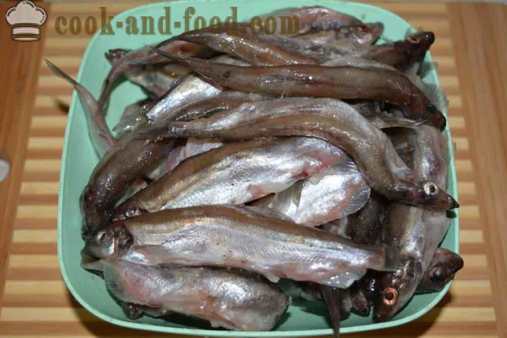 Rebus Capelin dengan bawang dalam kuali - kedua-dua lazat masak capelin dalam kuali, langkah demi langkah resipi foto