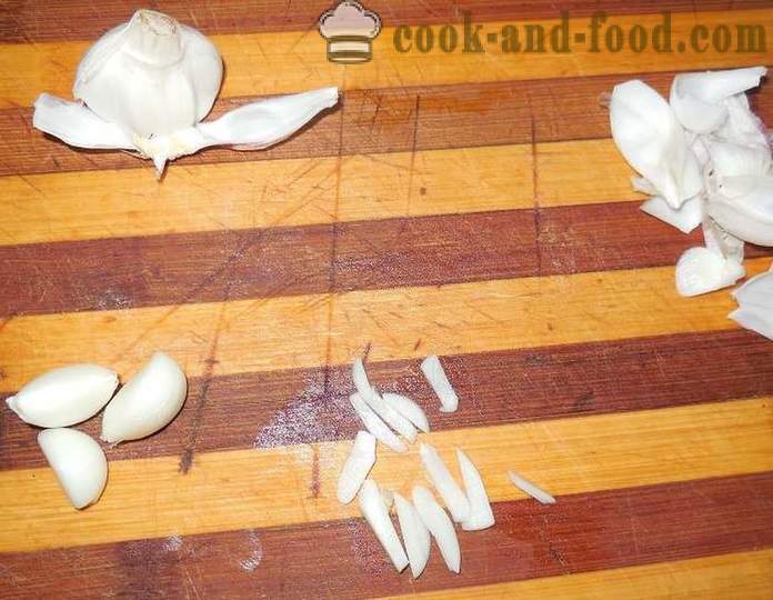 Kentang baru kecil panggang keseluruhan dalam kuali dengan bawang putih dan Dill - bagaimana untuk membersihkan dan memasak kecil kentang baru, resipi dengan gambar