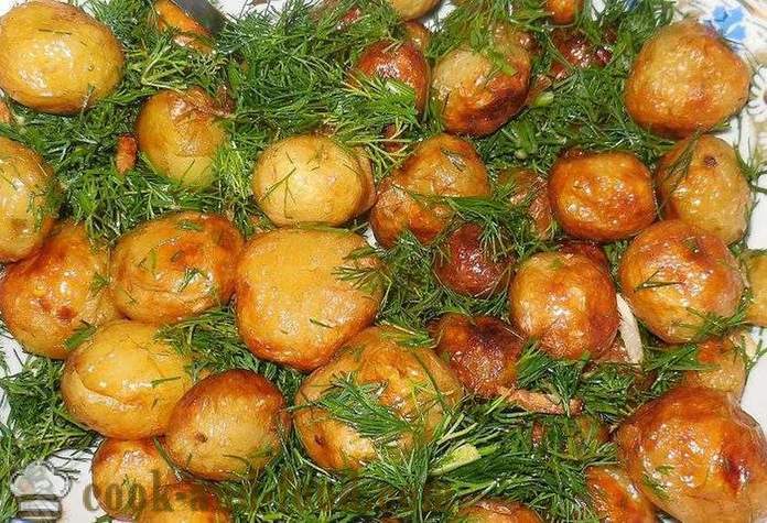 Kentang baru kecil panggang keseluruhan dalam kuali dengan bawang putih dan Dill - bagaimana untuk membersihkan dan memasak kecil kentang baru, resipi dengan gambar