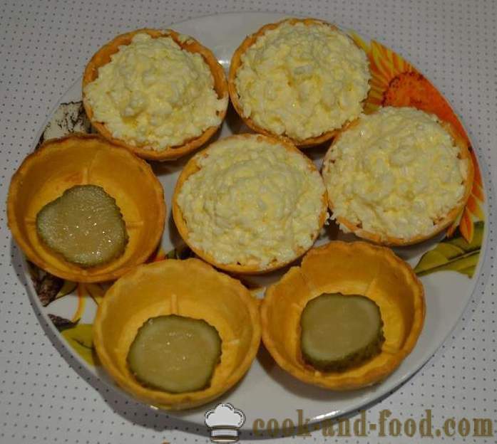 Tartlets lazat bercuti dengan keju dan telur - resipi yang mudah untuk mengisi dan makanan ringan yang dihiasi dengan indah Tartlet dengan foto