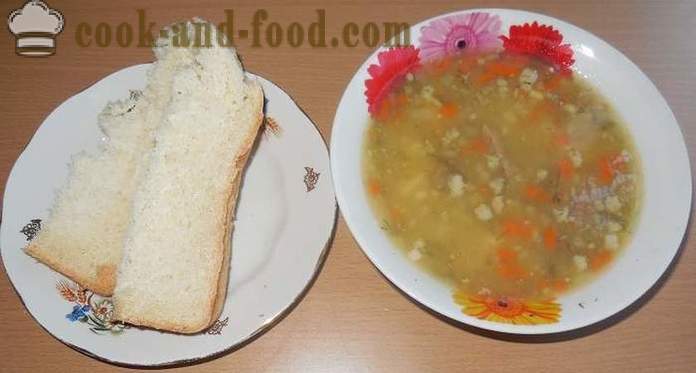 Sup kacang lazat dengan daging salai dan daging