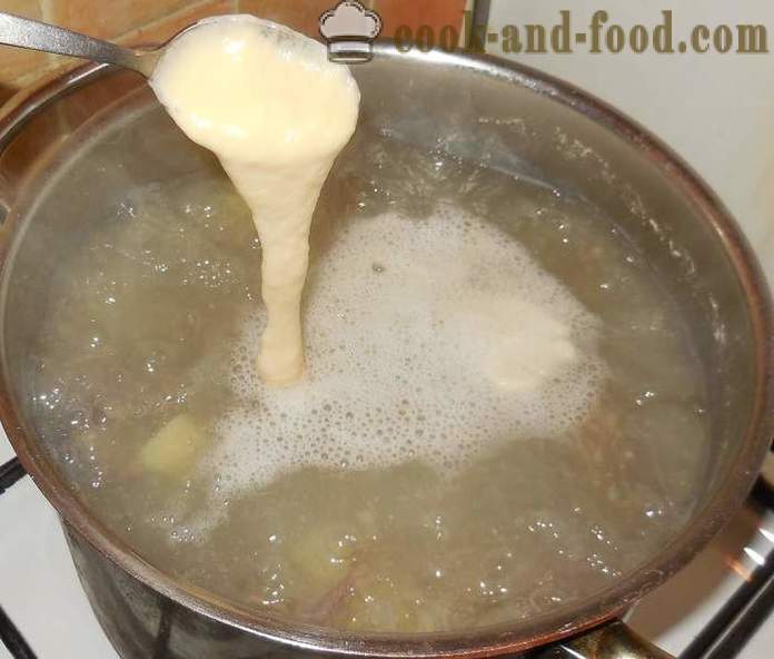 Sup dengan ladu dalam daging sup - bagaimana untuk membuat ladu telur dan tepung - satu langkah demi langkah resipi foto