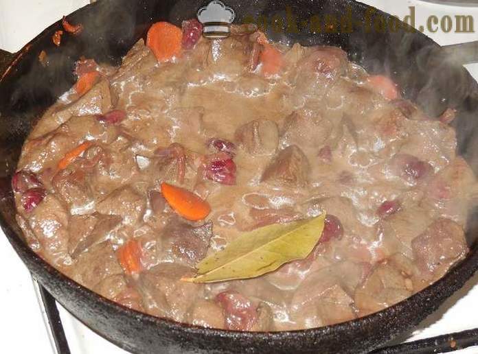 Lazat dan lembut hati daging babi rebus dalam sos madu dengan ceri dan rempah - satu langkah yang luar biasa demi langkah foto resipi