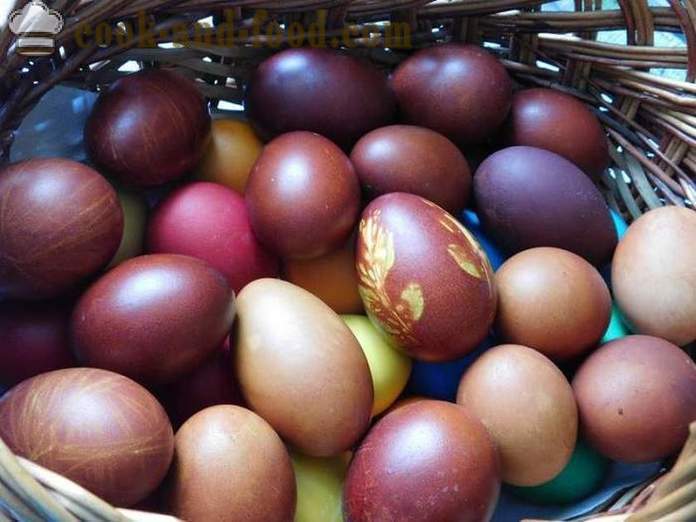 Bagaimana untuk cat telur dalam kulit bawang dengan corak atau seragam - resipi dengan gambar - langkah melalui warna yang betul kulit telur bawang