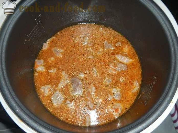 Delicious goulash daging babi dalam multivarka kuah atau daging babi - satu langkah demi langkah resipi dengan gambar bagaimana untuk memasak daging babi goulash