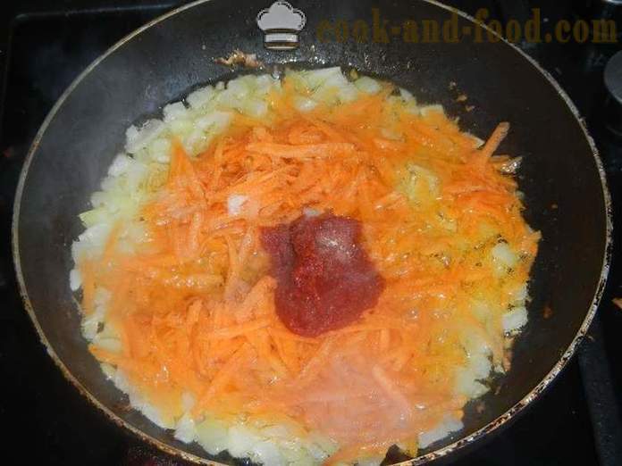 Lazat disumbat dengan daging cincang, nasi dan sos tomato - bagaimana untuk memasak gulung kubis dalam multivarka, langkah demi langkah resipi dengan gambar.