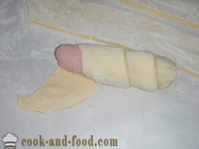 Sosej dalam doh yis dalam oven - bagaimana untuk memasak babi dalam selimut di rumah, langkah demi langkah resipi dengan gambar.