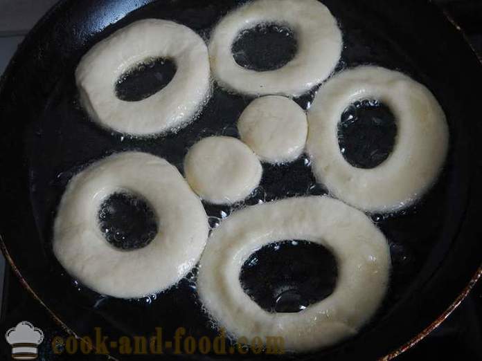 Donat manis Lenten pada yis dan air, goreng dalam kuali - seperti donat memasak dalam yis, resipi dengan gambar