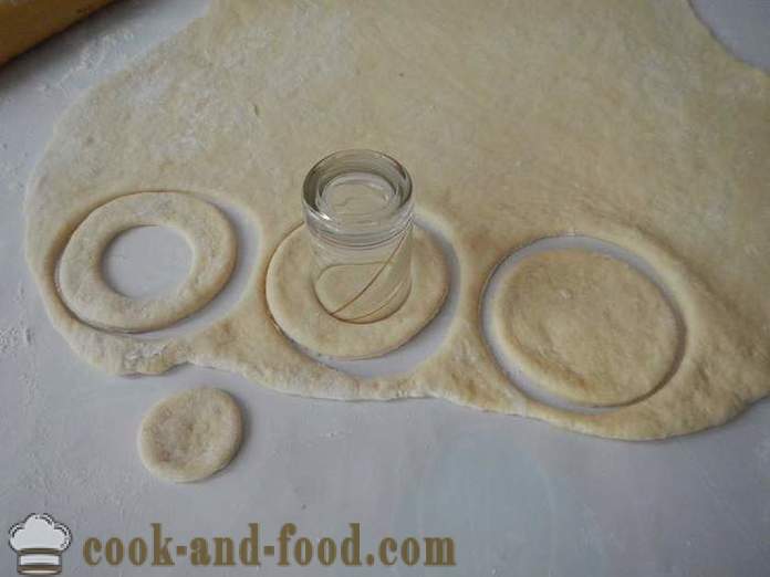 Donat manis Lenten pada yis dan air, goreng dalam kuali - seperti donat memasak dalam yis, resipi dengan gambar