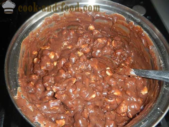 Buatan sendiri biskut coklat sosej dengan susu pekat dan kacang, telur-percuma - langkah demi langkah resipi untuk salami coklat, dengan gambar.