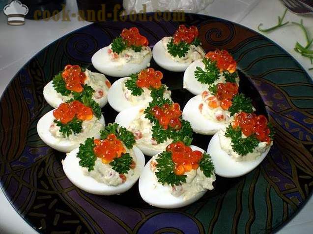 Telur disumbat dengan keju dan bawang putih - hidangan sejuk, resipi dengan gambar