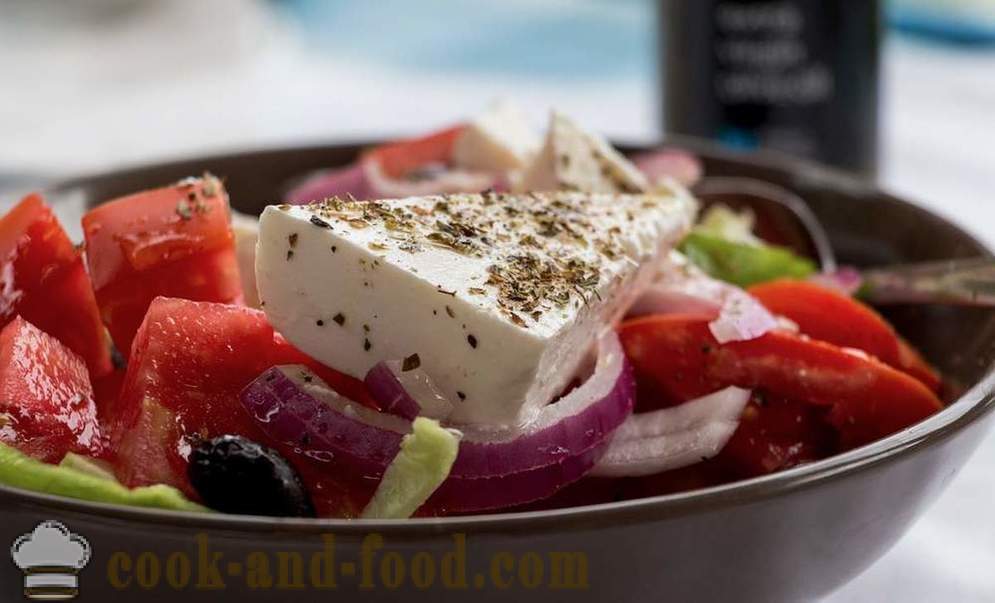 Bagaimana untuk menyediakan perasa untuk salad Greek - resipi video di rumah