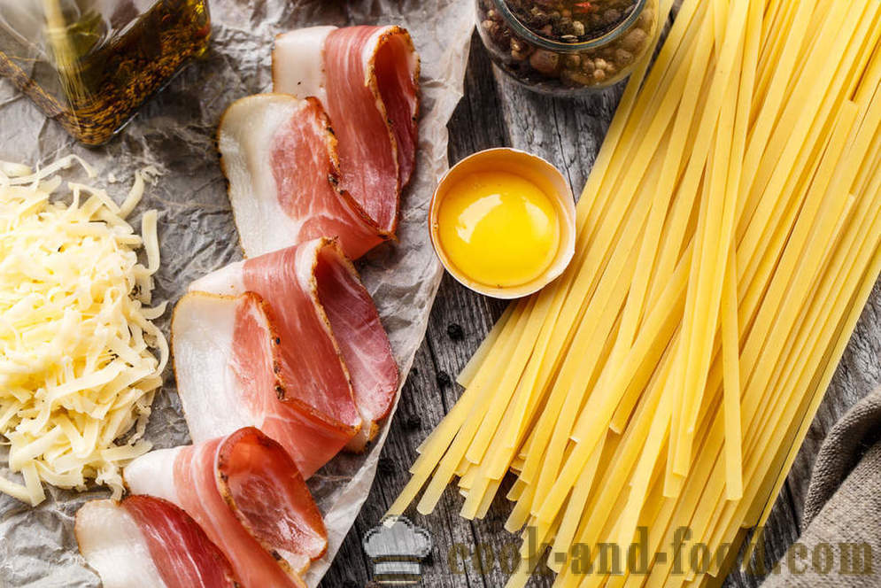 Masakan Itali: pasta carbonara tiga resipi dengan krim