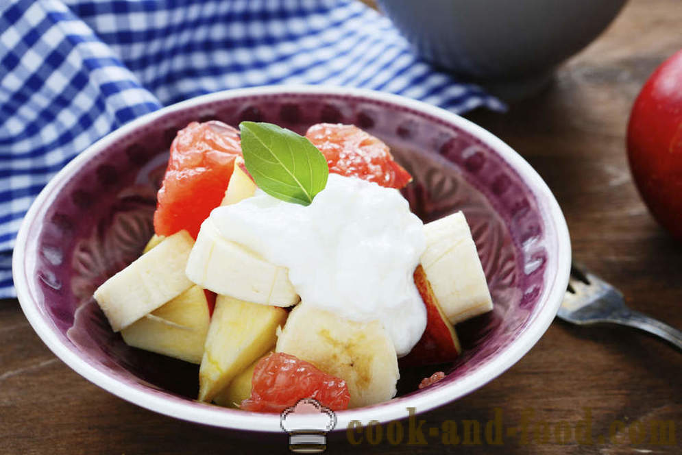 Sarapan yang sangat baik: salad buah-buahan dengan yogurt