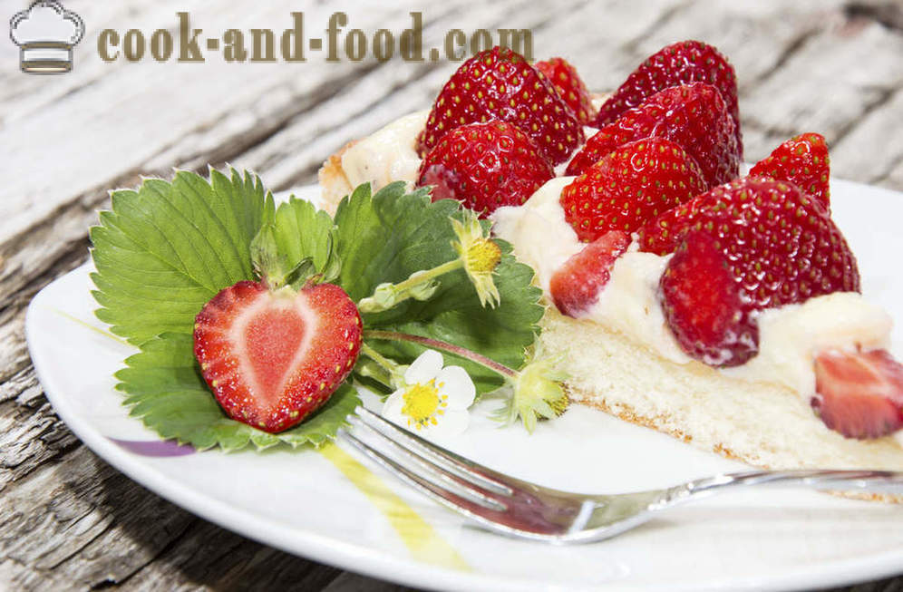 Kek, krim lapang dan teh strawberry oleh Ivlev dan carob - resipi video di rumah