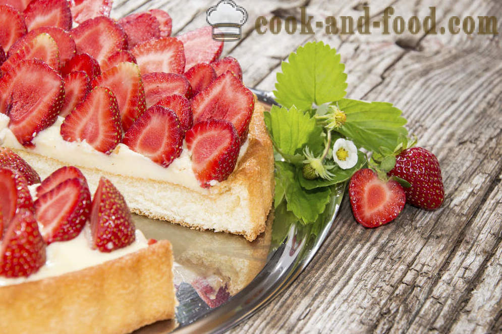 Kek, krim lapang dan teh strawberry oleh Ivlev dan carob - resipi video di rumah