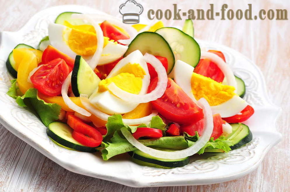 Hidangkan pada salad meja tomato, timun dan telur - resipi video di rumah